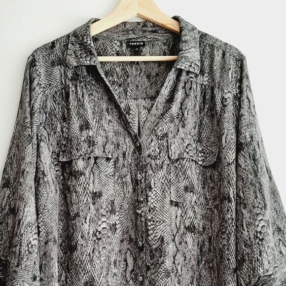 TORRID / Light Georgette Utility Button Down Blouse Snake Pattern Sz 2X - Picture 3 of 16